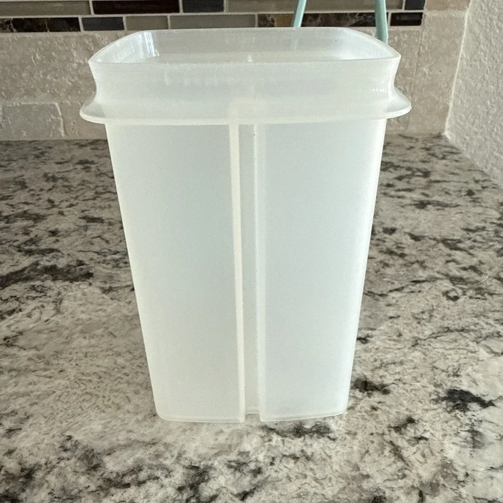 TUPPERWARE Pick A Deli Pickle Sm Keeper Container Mint Seal Lift Drain 4 1/2 Cup